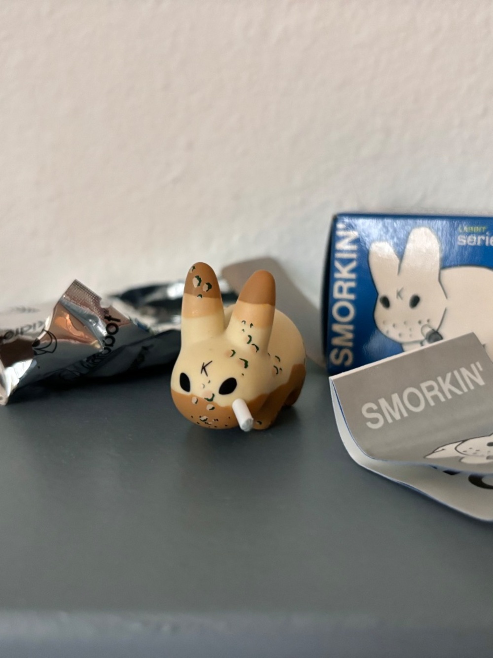 Kidrobot SMORKIN' LABBIT Series 4 DESERT CAMO Mini Figure 1.5" Frank Kozik‎